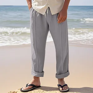 Graue Leinen-Freizeithose für Herren mit lockerem, geradem Bein am Strand präsentiert