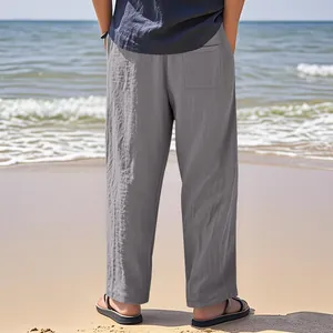 Rückansicht einer leichten grauen Leinenhose für Herren am sommerlichen Strand
