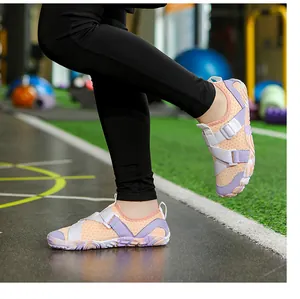 Dettaglio ravvicinato di scarpe da scoglio viola e arancioni per bambini in palestra