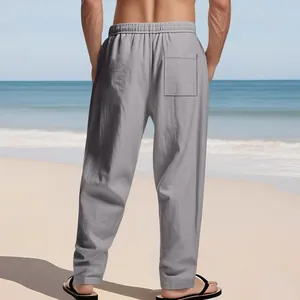 Rückansicht einer grauen, lockeren Herren-Leinenhose vor sommerlicher Strandkulisse