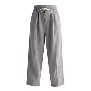 Detailansicht graue Leinenhose mit elastischem Kordelzug und geradem Beinverlauf.