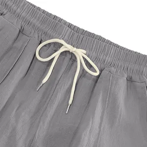 Detailansicht des elastischen Bunds mit verstellbarem beigem Kordelzug an grauen Hosen