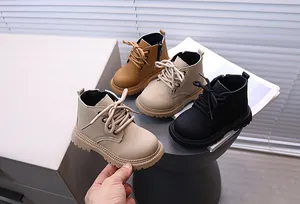 Detailansicht der Martin-Stiefel im britischen Stil für Kinder in vier Trendfarben