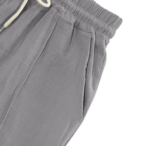 Nahaufnahme der grauen Sommer-Leinenhose mit Kordelzug und praktischer Seitentasche