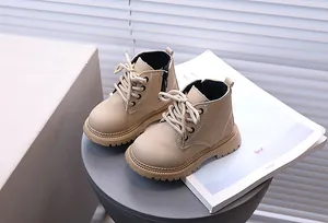 Beigefarbene Kinder-Martin-Boots mit Reißverschluss und Schnürung im Detail