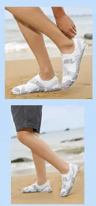 Primo piano di scarpe da scoglio bianche traspiranti con tomaia in mesh sulla spiaggia