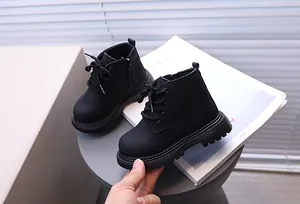 Detailansicht der schwarzen Kinder-Martin-Stiefel mit Reißverschluss und Schnürung