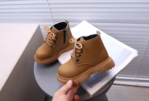 Detailansicht von braunen Kinder-Stiefeletten mit Schnürung und seitlichem Reißverschluss.