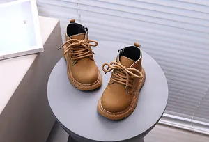 Detailansicht brauner Kinder-Martin-Boots mit Schnürung und seitlichem Reißverschluss.