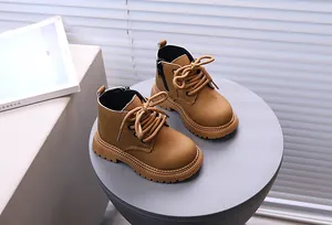 Detailansicht von stilvollen britischen Martin-Boots aus braunem Leder für Kinder