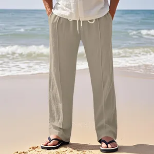 Lockere Herren-Leinenhose mit Kordelzug für den Strand in einer malerischen Kulisse