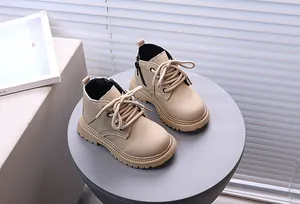 Detailansicht beige Kinder-Martin-Stiefel mit Schnürsenkeln und Reißverschluss