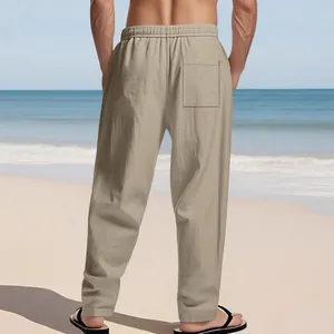 Detailansicht der Rückseite einer lockeren Herren-Leinenhose in Khaki am Strand