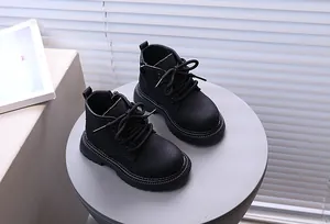 Detailansicht schwarze Kinder-Martin-Boots im britischen Stil mit Schnürung und Reißverschluss