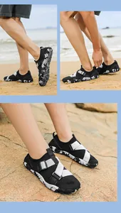 Vista dettagliata di scarpe da scoglio traspiranti e antiscivolo su sabbia chiara