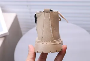 Detailansicht der Rückseite von Khaki Kinder-Stiefeln mit Nähten und dicker Sohle.