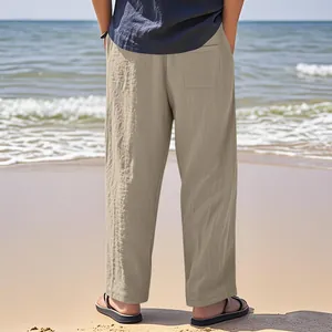 Rückansicht einer bequemen und lockeren Leinenhose für Herren am sonnigen Sommerstrand