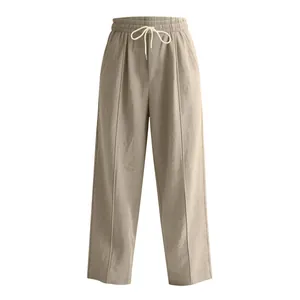 Detailansicht der leichten Herren-Leinenhose mit weitem Bein und Kordelzug in Khaki