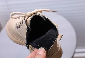 Detailansicht des glatten Reißverschlusses und Innenfutters beige Kinder-Stiefeletten