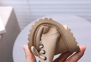 Detailansicht der weichen und flexiblen Sohle beige Kinderschuhe im britischen Stil.
