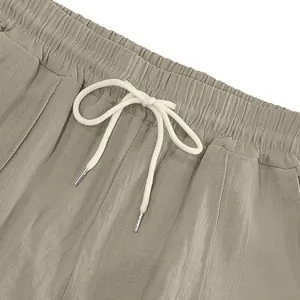 Detail des elastischen Hosenbunds mit weißem Kordelzug bei khakifarbener Leinenhose