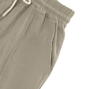 Detailansicht der khakifarbenen Herren-Leinenhose mit elastischem Kordelzug und Tasche