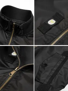 Vistas detalladas de chaqueta bomber negra con cremallera, cuello y parche alado