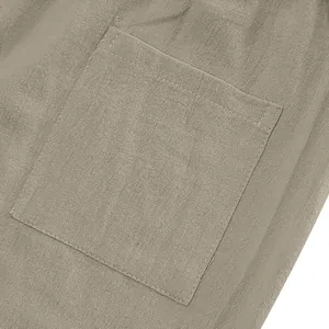 Makroansicht der Leinenstoffstruktur und Taschendetails an der khaki Herren-Sommerhose