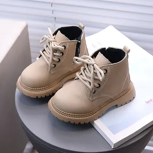Stilvolle beige Martin Boots für Kinder im britischen Stil mit Reißverschluss und Sohle