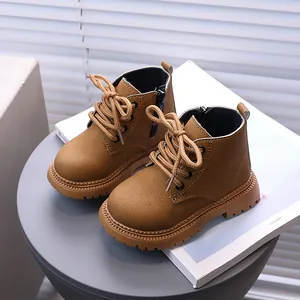 Klassische braune Martin-Stiefel aus Leder für Kleinkinder im britischen Stil.