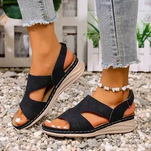 Retro zomerse sleehaksandalen met open teen en lasergesneden patronen in zwart
