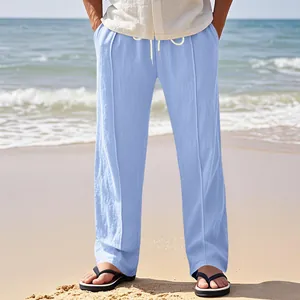 Detailansicht der hellblauen Leinenhose für Herren mit bequemer Kordel am sommerlichen Strand