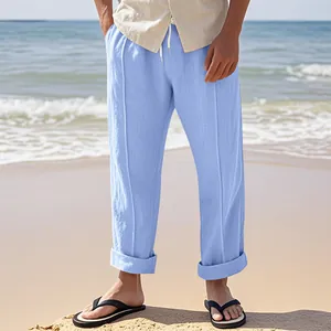 Lässige hellblaue Leinenhose für Herren mit Kordelzug in entspannter Strandatmosphäre