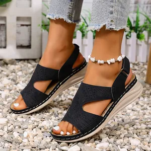 Zwarte wedge sandalen met laser-cut patroon en open teen voor zomerse stranddagen