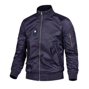 Chaqueta bomber para hombre en azul oscuro con cuello alto y bolsillo en la manga