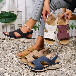 Gedetailleerde weergave van holle retro sandalen in meerdere kleuren op kiezelstenen
