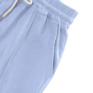 Detailaufnahme einer hellblauen Leinenhose für Herren mit elastischem Bund und Kordelzug
