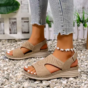 Gedetailleerd overzicht van beige zomerse sleehaksandalen met geperforeerd bloemenpatroon