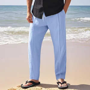 Detailansicht einer hellblauen Herren-Sommerleinenhose, perfekt für einen Tag am Strand