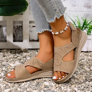 Zijaanzicht van de kaki retro sleehaksandalen met uitsnijdingen voor de zomer buiten