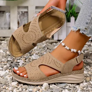 Gedetailleerd overzicht van platte kaki sandalen met een vintage uitgesneden bloemmotief
