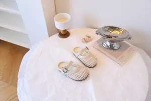 Détail de sandales tressées blanches évidées pour bébés filles avec semelle souple
