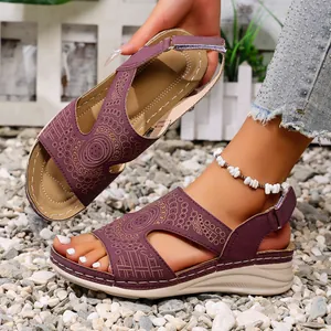 Detailweergave van paarse retro sleehaksandalen met etnische patronen en uitsnijdingen