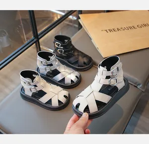 Vista de detalle de sandalias gladiadoras para niños en color negro, plata y beige