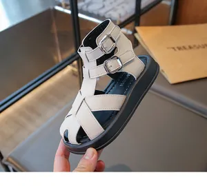 Primer plano de sandalias romanas para niños en color crema con doble hebilla y suela