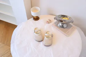 Vue détaillée de sandales tressées pour filles avec brides réglables et semelles souples.