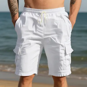 Dettaglio delle tasche laterali e del tessuto in lino dei pantaloncini bianchi uomo