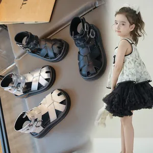 Sandalias Romanas de Moda para Niñas Verano 2025 Estilo Princesa Cuero Artificial Zapatos de Playa con Hebilla de Metal