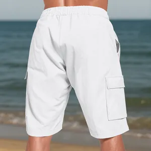 Dettaglio posteriore dei pantaloncini cargo da uomo in lino bianco traspirante al mare