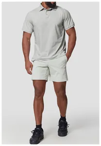 Detailansicht eines athletischen Herren-Golfpoloshirts und passender Shorts am Modell